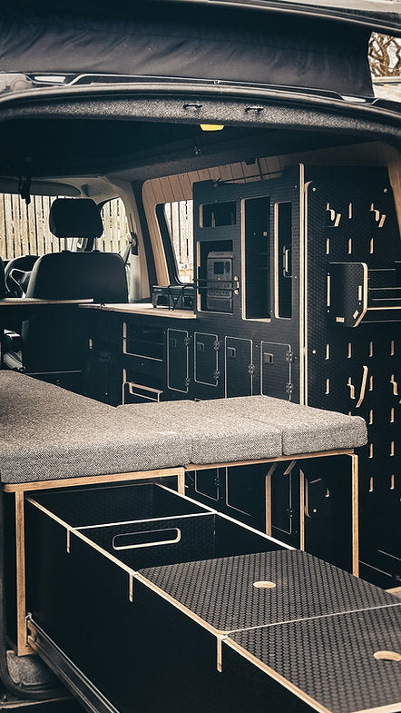 THE PLY GUYS BRUICH STORADH - SIDE KITCHEN & STORAGE