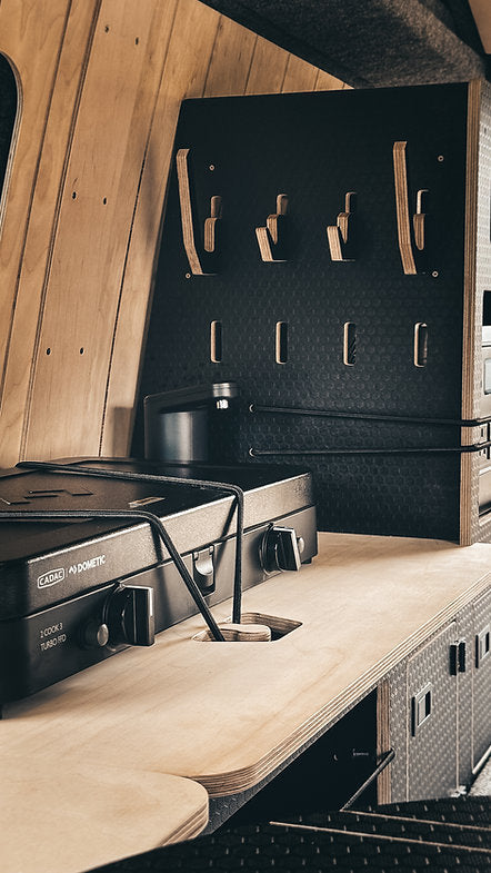 THE PLY GUYS BRUICH STORADH - SIDE KITCHEN & STORAGE