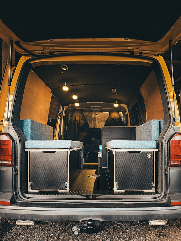 ASSYNT: Twin U-shape sofa with two extending cookstation and storage drawers